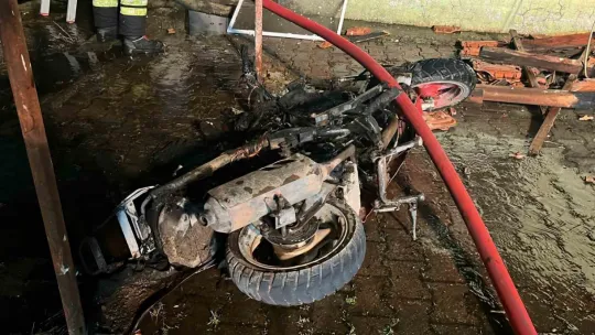 Annesiyle içinde bulunduğu evi yaktı