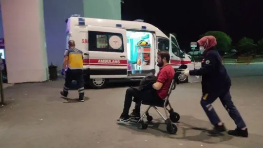 Alkollü şahıslar omuz atıp tartıştıkları 2 kardeşi bıçaklayıp kaçtılar