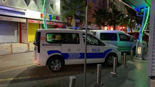 Alkollü şahıslar omuz atıp tartıştıkları 2 kardeşi bıçaklayıp kaçtılar
