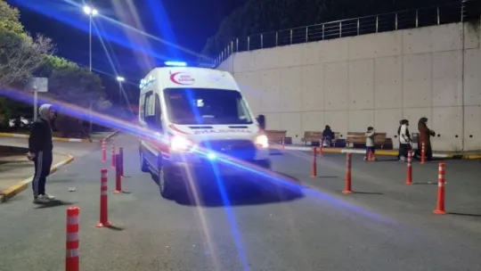 Alkollü şahıslar omuz atıp tartıştıkları 2 kardeşi bıçaklayıp kaçtılar