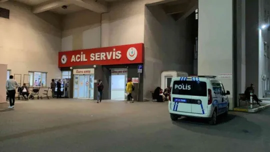 Alkollü şahıslar omuz atıp tartıştıkları 2 kardeşi bıçaklayıp kaçtılar