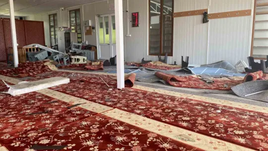 Alkollü sürücü camiye daldı: 1 yaralı