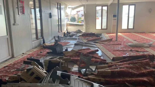 Alkollü sürücü camiye daldı: 1 yaralı