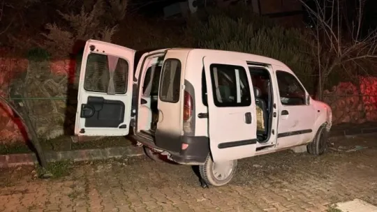 Alkollü sürücü önce polis aracına, sonra ağaca çarparak durdu: 2 gözaltı