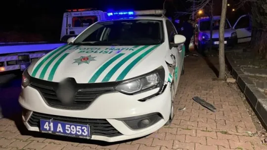 Alkollü sürücü önce polis aracına, sonra ağaca çarparak durdu: 2 gözaltı