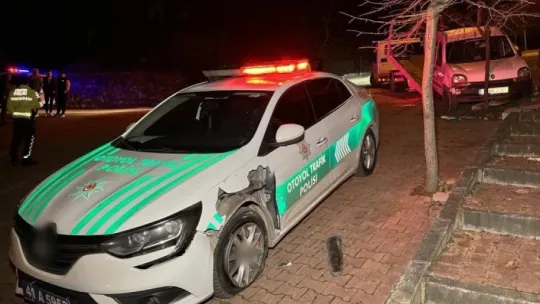 Alkollü sürücü önce polis aracına, sonra ağaca çarparak durdu: 2 gözaltı
