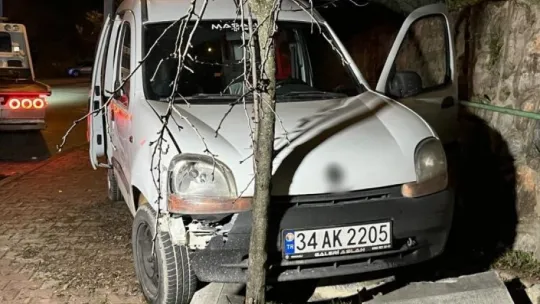 Alkollü sürücü önce polis aracına, sonra ağaca çarparak durdu: 2 gözaltı