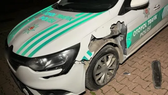 Alkollü sürücü önce polis aracına, sonra ağaca çarparak durdu: 2 gözaltı