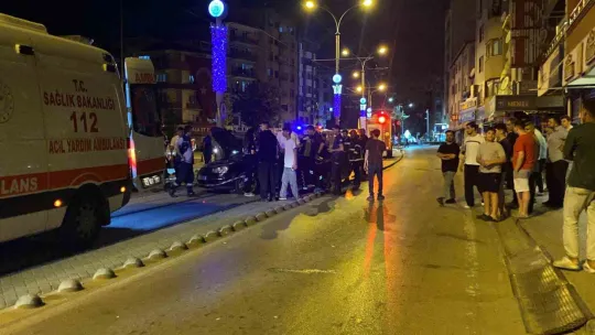 Alkollü sürücü tramvay yoluna daldı: 2 yaralı