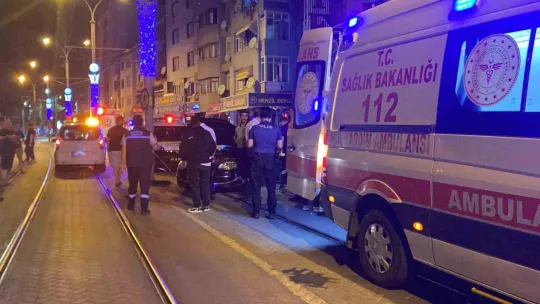 Alkollü sürücü tramvay yoluna daldı: 2 yaralı