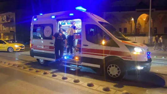 Alkollü sürücü tramvay yoluna daldı: 2 yaralı