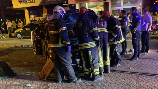 Alkollü sürücü tramvay yoluna daldı: 2 yaralı
