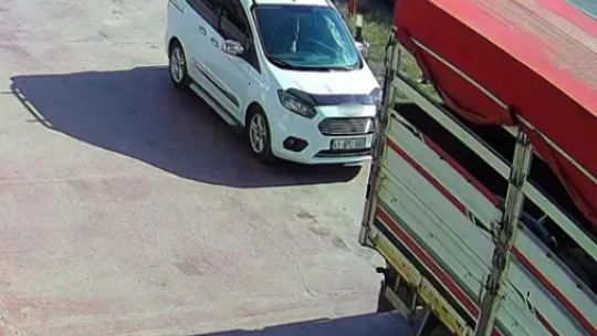 Alkollü sürücünün çarptığı yayayı zıplaması kurtardı