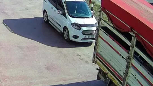 Alkollü sürücünün çarptığı yayayı zıplaması kurtardı