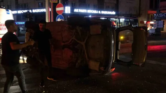 Alkollü sürücünün kullandığı cip direğe çarpıp yan yattı