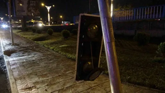 Alkollü sürücünün kullandığı cip direğe çarpıp yan yattı