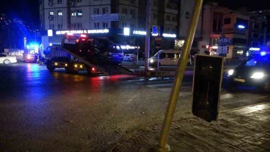 Alkollü sürücünün kullandığı cip direğe çarpıp yan yattı