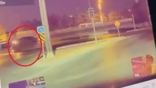 Alkollü sürücünün kullandığı cip direğe çarpıp yan yattı