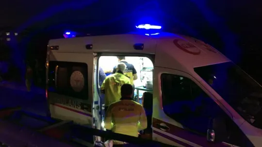 Alkollü sürücünün kullandığı otomobil bariyere çarpıp devrildi