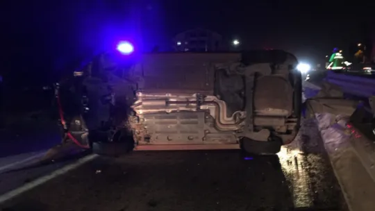 Alkollü sürücünün kullandığı otomobil bariyere çarpıp devrildi