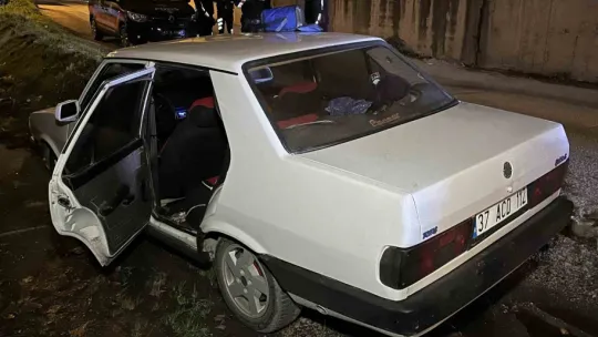 Alkollü ve ehliyetsiz sürücü polisten kaçtı