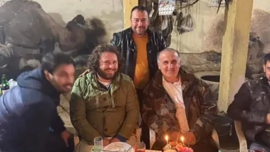 Alkolü fazla kaçırınca develeri öptüler