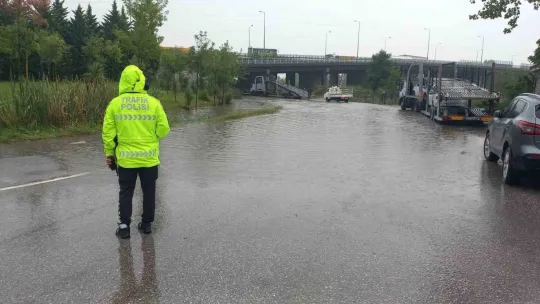 Alt geçidi su bastı, polis kontrollü geçişleri sağladı