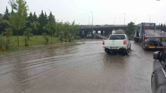 Alt geçidi su bastı, polis kontrollü geçişleri sağladı