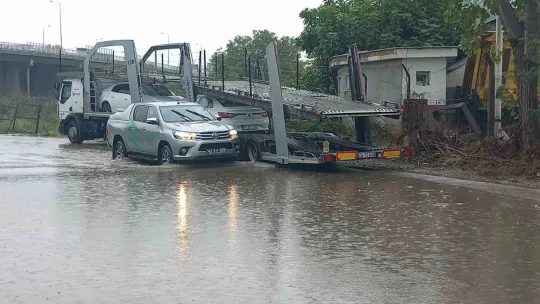 Alt geçidi su bastı, polis kontrollü geçişleri sağladı