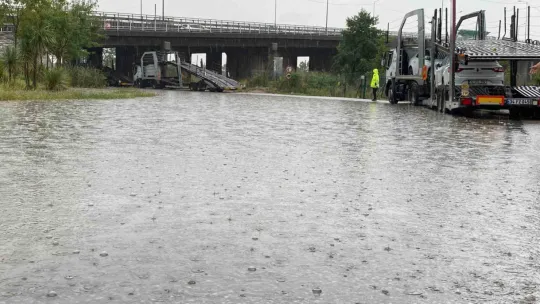Alt geçidi su bastı, polis kontrollü geçişleri sağladı