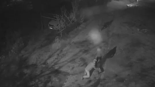 Altın çantasıyla evine girmek isteyen yaşlı adam gasbedildi