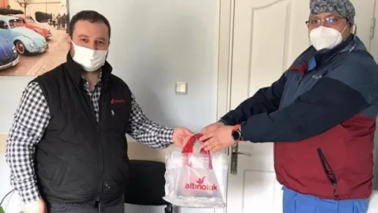 Altınoluk Pastaneleri sağlıkçıları unutmadı