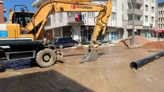 Ana su hattı patladı, ilçe sular altında kaldı