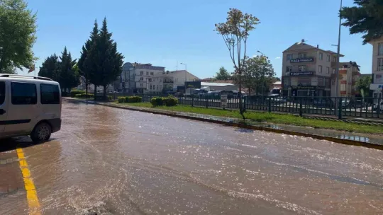 Ana su hattı patladı, ilçe sular altında kaldı