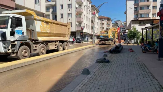 Ana su hattı patladı, ilçe sular altında kaldı