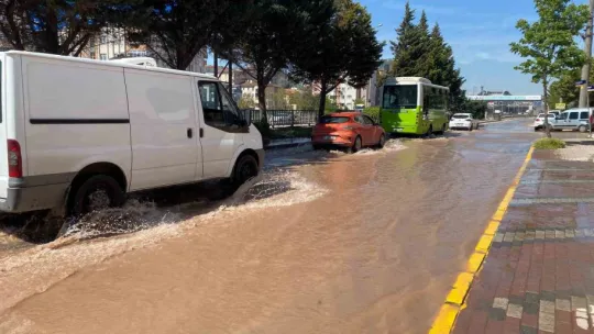 Ana su hattı patladı, ilçe sular altında kaldı