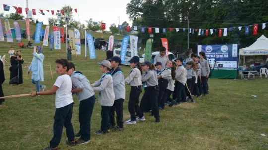 Yaklaşık 400 çocuğa olta takımı hediye ediyoruz