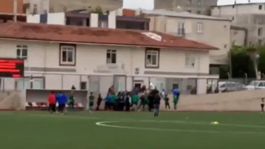 Amatör ligde tekmeler havada uçtu