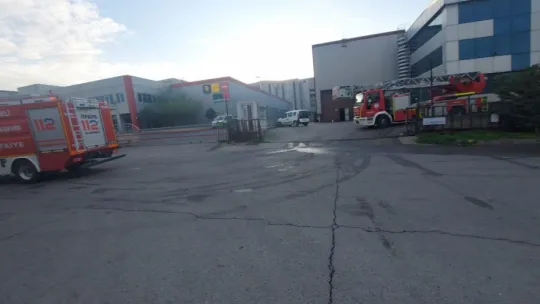 Ambalaj fabrikasının bacasından yükselen duman panik oluşturdu