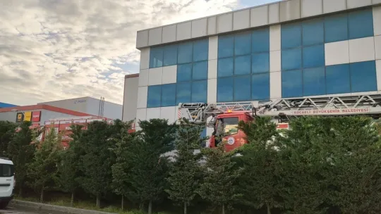 Ambalaj fabrikasının bacasından yükselen duman panik oluşturdu