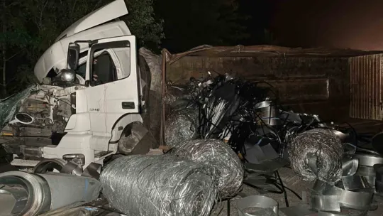 Korkunç kaza! Demir borular tırın ön camından çıktı