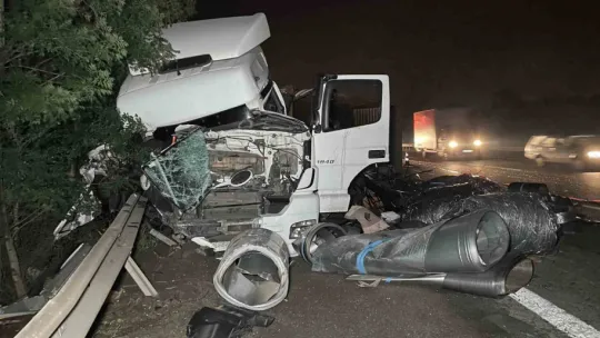 Korkunç kaza! Demir borular tırın ön camından çıktı