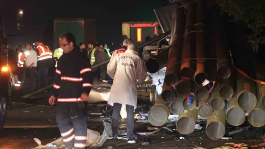 Korkunç kaza! Demir borular tırın ön camından çıktı