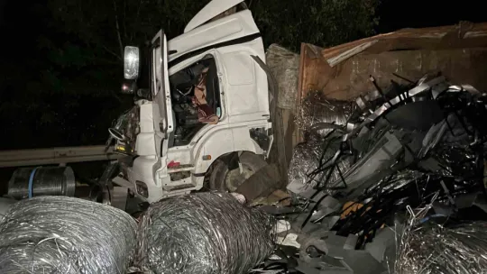 Korkunç kaza! Demir borular tırın ön camından çıktı