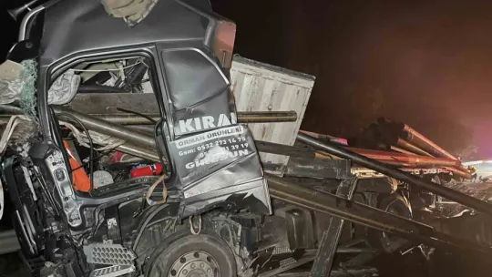 Korkunç kaza! Demir borular tırın ön camından çıktı