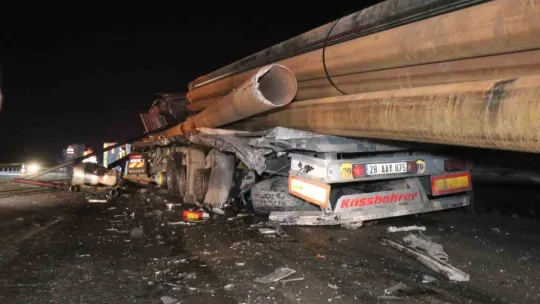 Korkunç kaza! Demir borular tırın ön camından çıktı