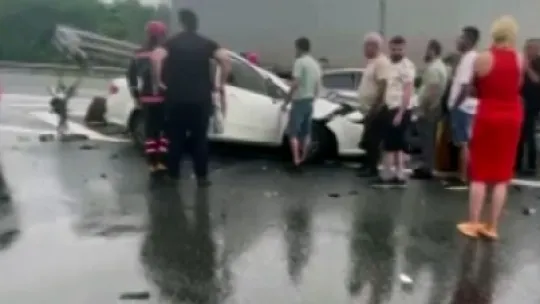 Anadolu Otoyolu'nda otomobil bariyerlere ok gibi saplandı