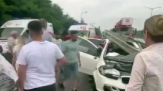 Anadolu Otoyolu'nda otomobil bariyerlere ok gibi saplandı