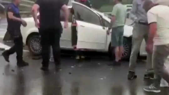 Anadolu Otoyolu'nda otomobil bariyerlere ok gibi saplandı