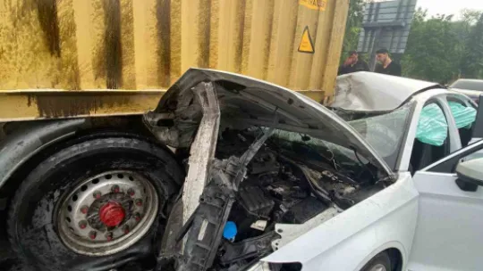 Anadolu Otoyolu'nda otomobil, tıra ok gibi saplandı: 2 yaralı